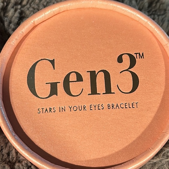 Gen 3 “stars in your eyes” golden tone/ crystal bracelet NIB - Picture 3 of 4